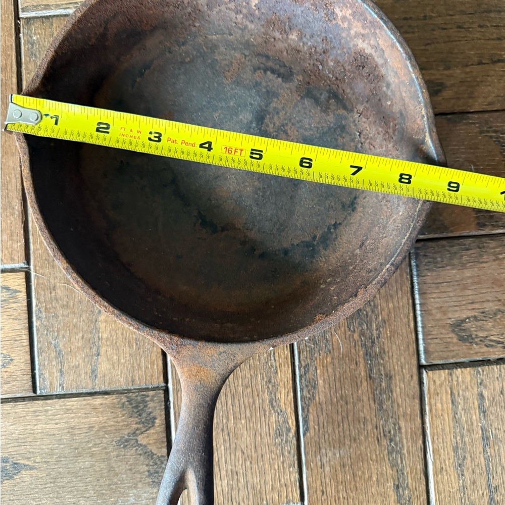 Lodge Cast Iron 9” Frying Pan Skillet Dutch Oven Camp Chuck Wagon Fish Hunt